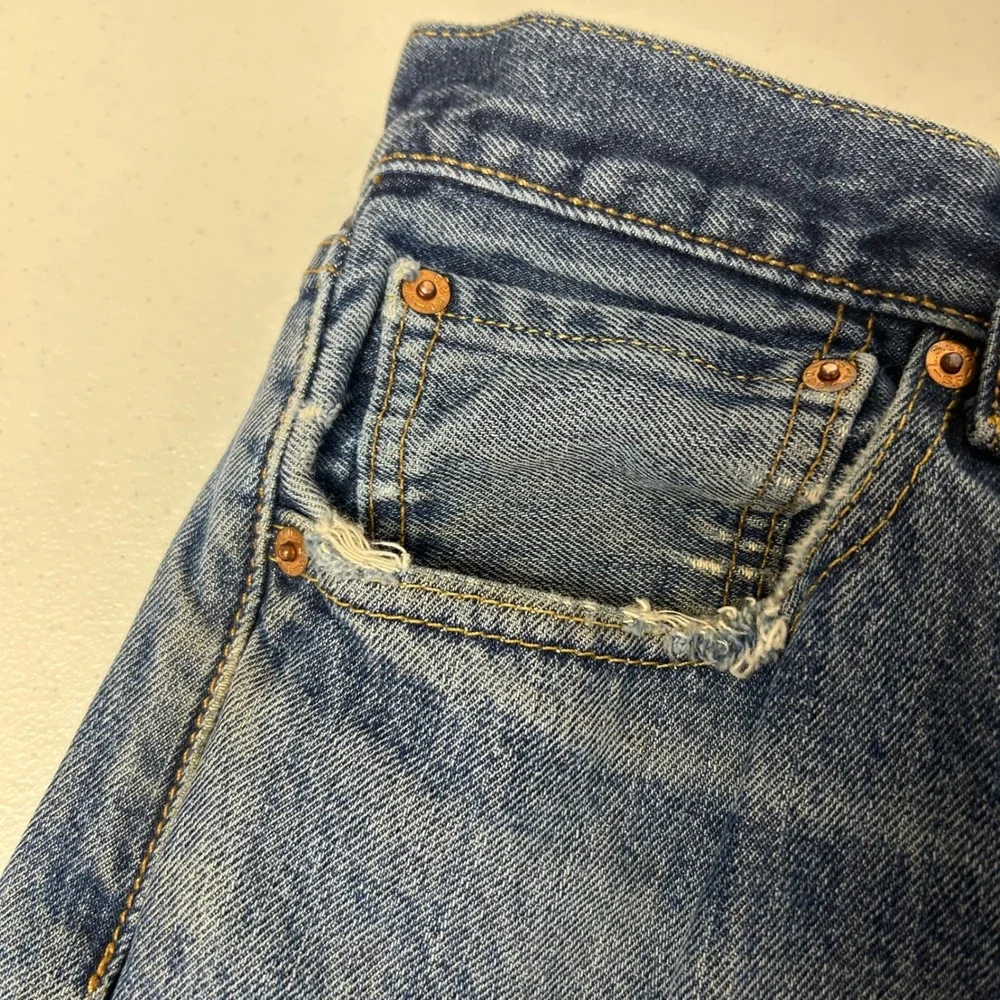 Levis note hard